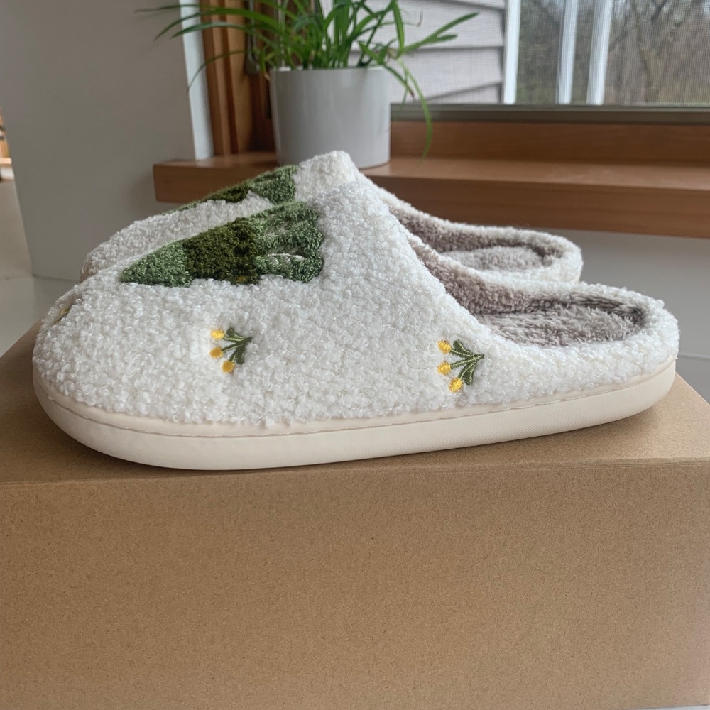 Preppy Tree Slippers - Picture 4 of 7
